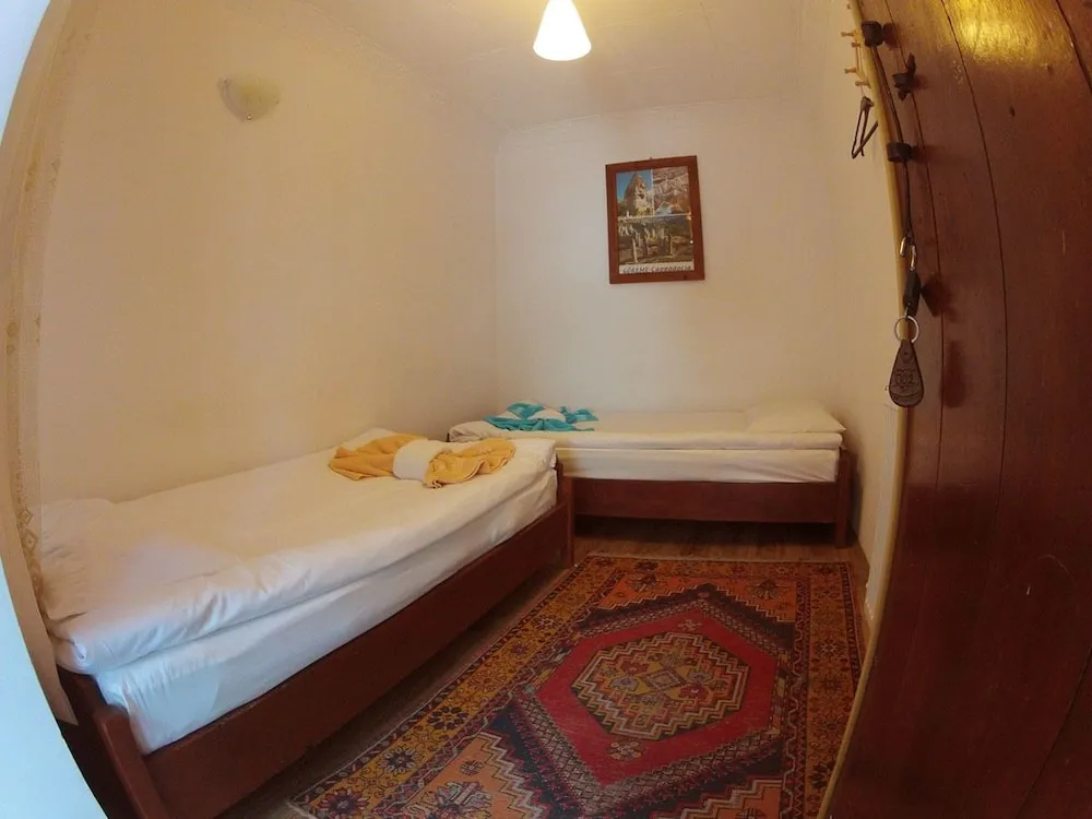 İki Ayrı Yataklı Oda, Ortak Banyo