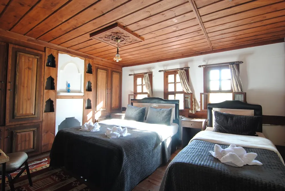 Traditional Oda, Bahçe Manzaralı