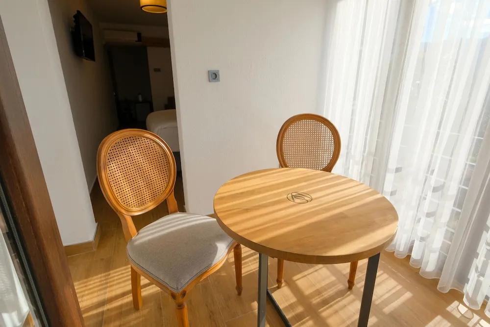 Basic Oda, 1 Çift Kişilik Yatak ve Çekyat, Göl Manzaralı (without pool)