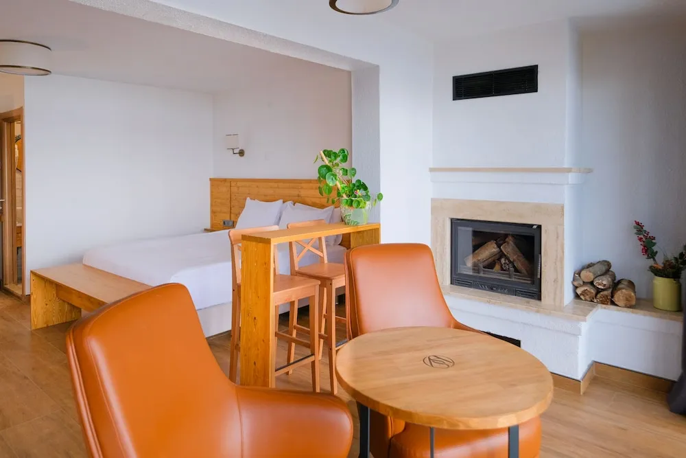 Deluxe Room, 1 Double Bed with Sofa bed, Lake View (shared pool access from inside the room)