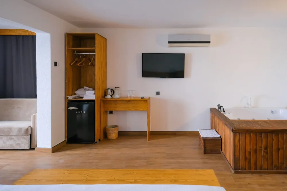 Deluxe Room, 1 Double Bed with Sofa bed, Lake View (shared pool access from inside the room)