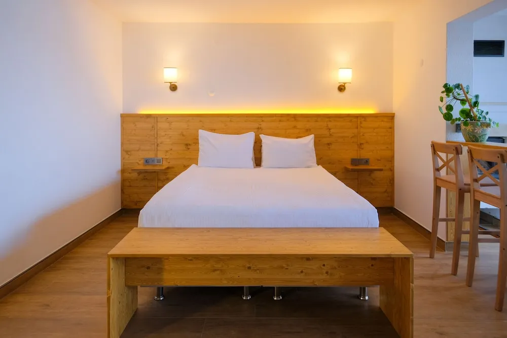 Deluxe Room, 1 Double Bed with Sofa bed, Lake View (shared pool access from inside the room)