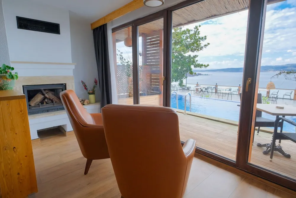 Deluxe Room, 1 Double Bed with Sofa bed, Lake View (shared pool access from inside the room)