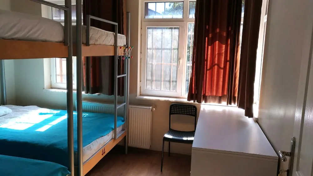 Basic Ortak Ranzalı Oda, Sadece erkekler için, Sigara İçilmez (4 Person)