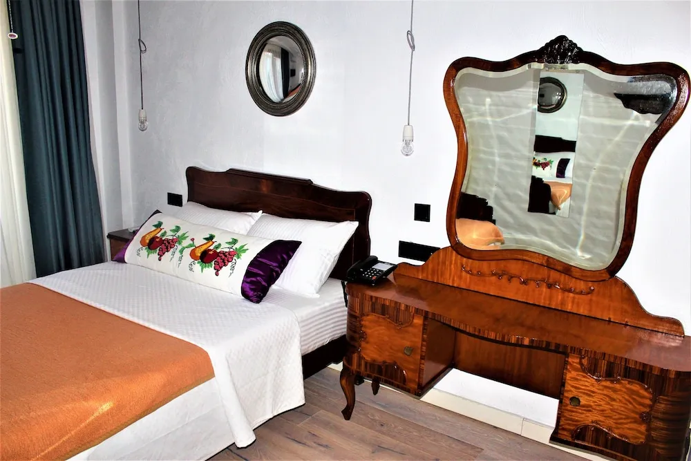 Traditional Tek Büyük Yataklı Oda