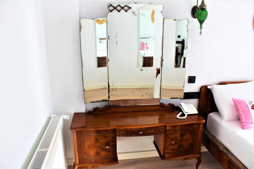 Traditional Tek Büyük Yataklı Oda