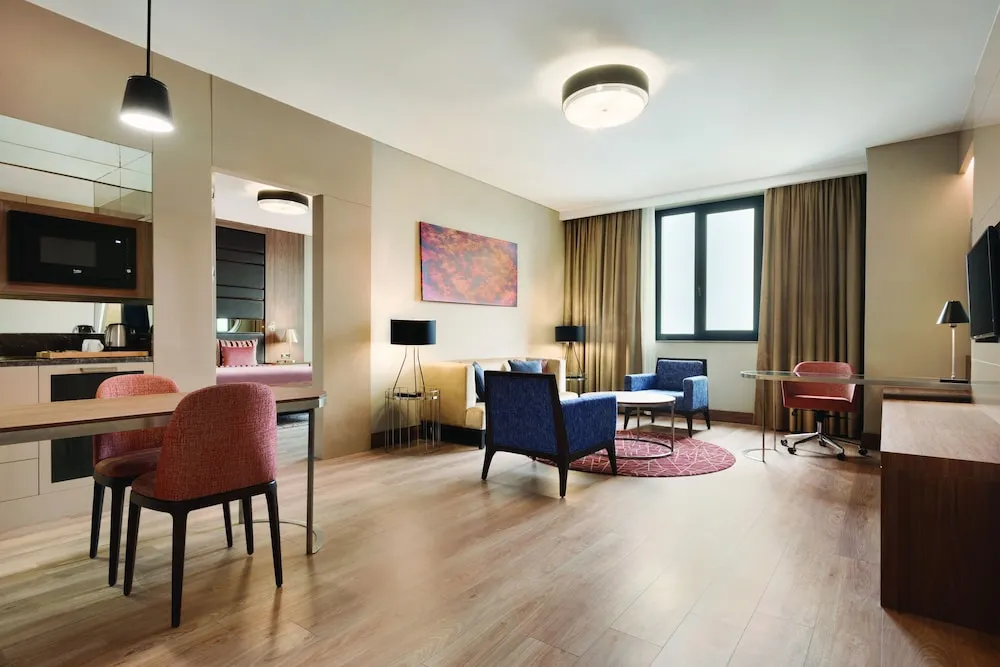 Luxury Süit, 1 Büyük (Queen) Boy Yatak, Engellilere Uygun, Sigara İçilmez (Mobility)