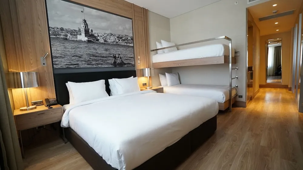 Family Tek Büyük veya İki Ayrı Yataklı Oda, Birden Çok Yatak (TRYP, 1 Queen & 1 Bunk Bed)