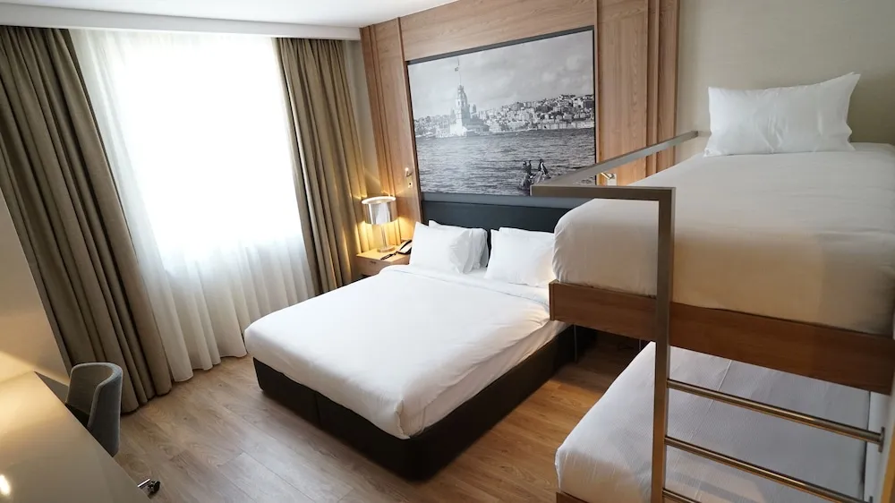Family Tek Büyük veya İki Ayrı Yataklı Oda, Birden Çok Yatak (TRYP, 1 Queen & 1 Bunk Bed)