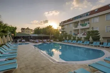 Risus Hotel, Side