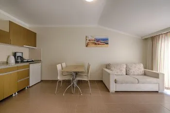 Risus Hotel, Side