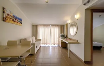 Risus Hotel, Side