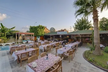 Risus Hotel, Side
