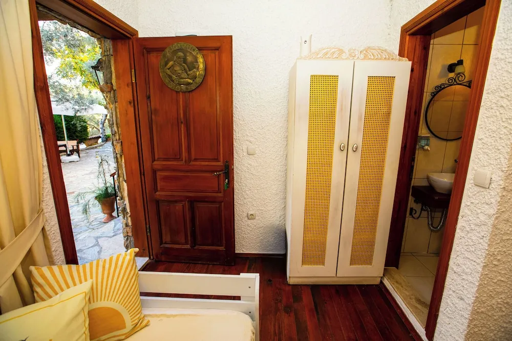 Deluxe Tek Büyük Yataklı Oda, 1 Çift Kişilik Yatak, Bahçe Manzaralı, Bahçeli