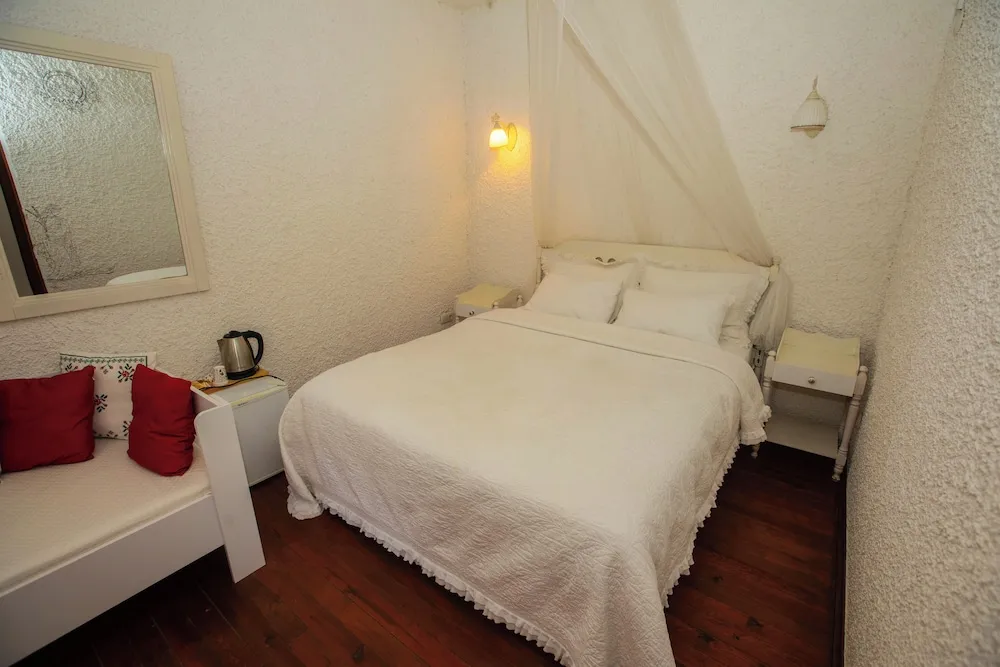 Deluxe Tek Büyük Yataklı Oda, 1 Çift Kişilik Yatak, Bahçe Manzaralı, Bahçeli