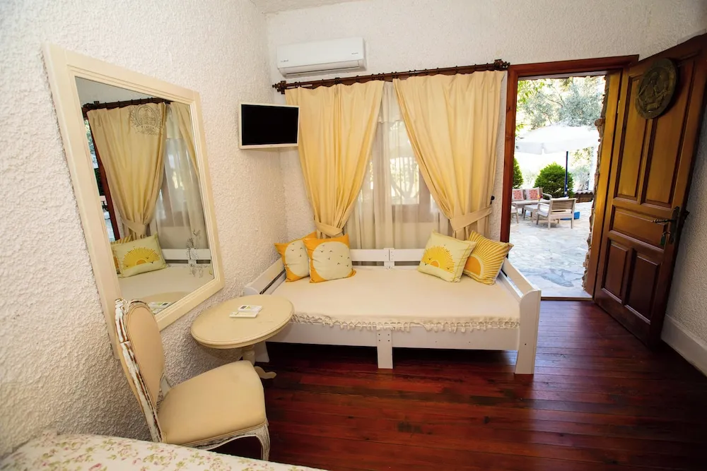Deluxe Tek Büyük Yataklı Oda, 1 Çift Kişilik Yatak, Bahçe Manzaralı, Bahçeli