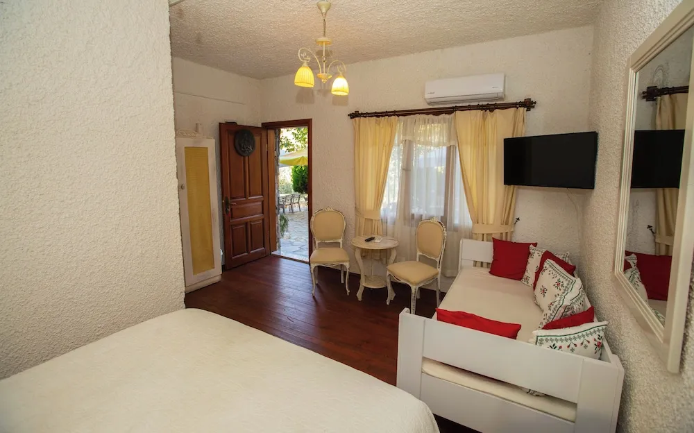 Deluxe Tek Büyük Yataklı Oda, 1 Çift Kişilik Yatak, Bahçe Manzaralı, Bahçeli