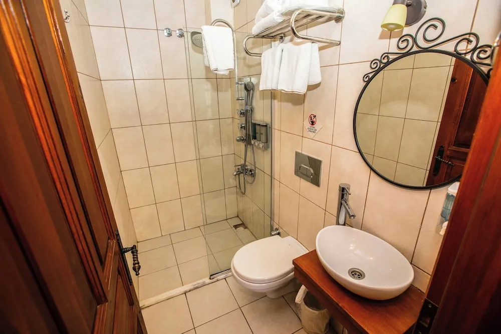 Deluxe Tek Büyük Yataklı Oda, 1 Çift Kişilik Yatak, Bahçe Manzaralı, Bahçeli