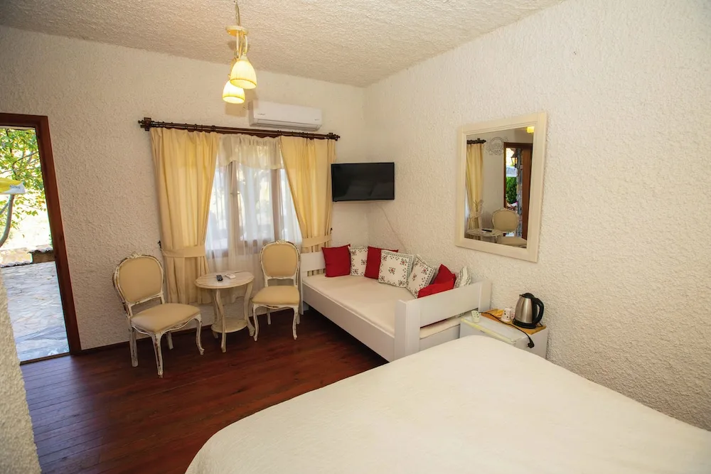 Deluxe Tek Büyük Yataklı Oda, 1 Çift Kişilik Yatak, Bahçe Manzaralı, Bahçeli