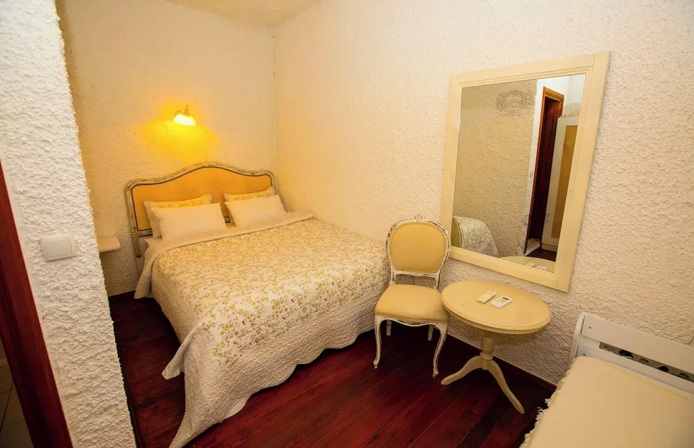 Deluxe Tek Büyük Yataklı Oda, 1 Çift Kişilik Yatak, Bahçe Manzaralı, Bahçeli