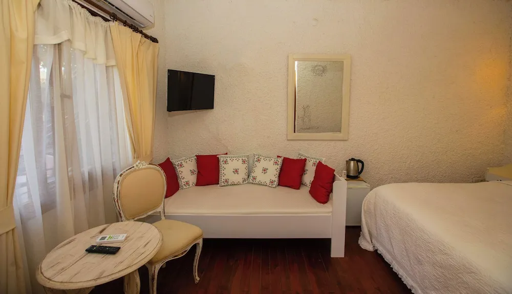 Deluxe Tek Büyük Yataklı Oda, 1 Çift Kişilik Yatak, Bahçe Manzaralı, Bahçeli
