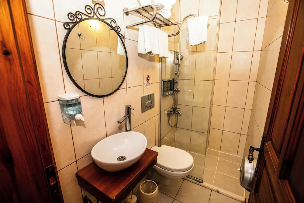 Deluxe Tek Büyük Yataklı Oda, 1 Çift Kişilik Yatak, Bahçe Manzaralı, Bahçeli