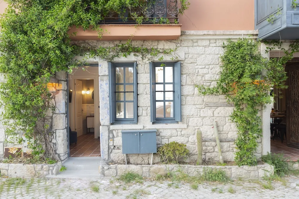 Classic Tek Büyük Yataklı Oda Sokak Girişli