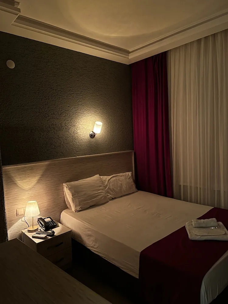 Büyük Yataklı Tek Kişilik Oda