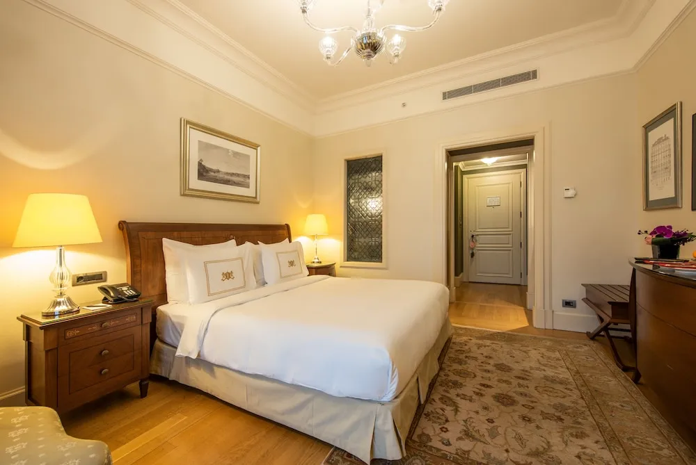 Deluxe Pera Side Room with King Bed