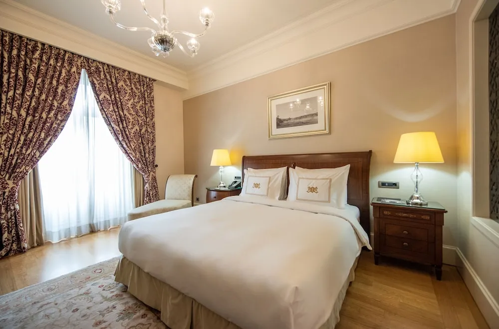 Deluxe Pera Side Room with King Bed