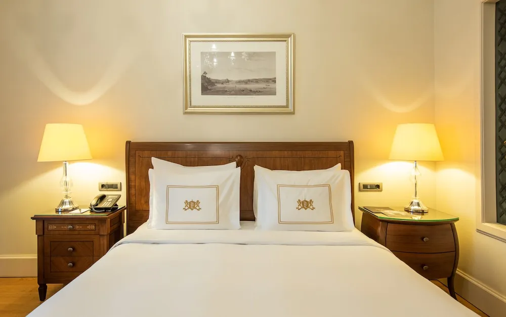 Deluxe Pera Side Room with King Bed