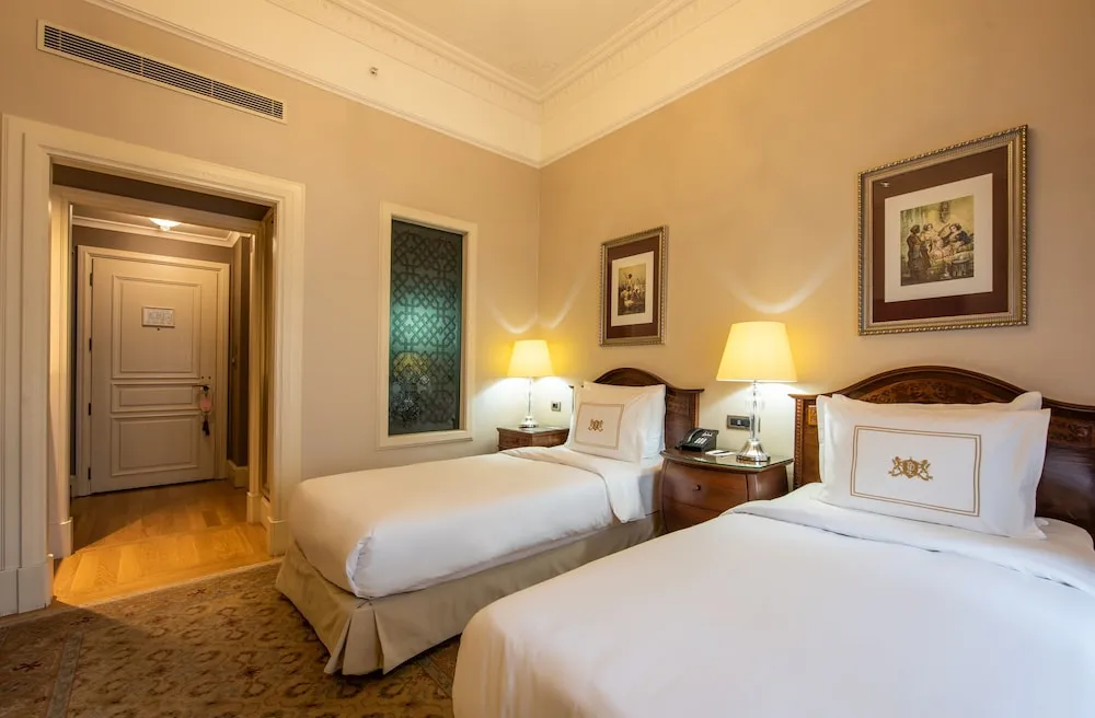 Deluxe Pera Side Room with Twin Bed