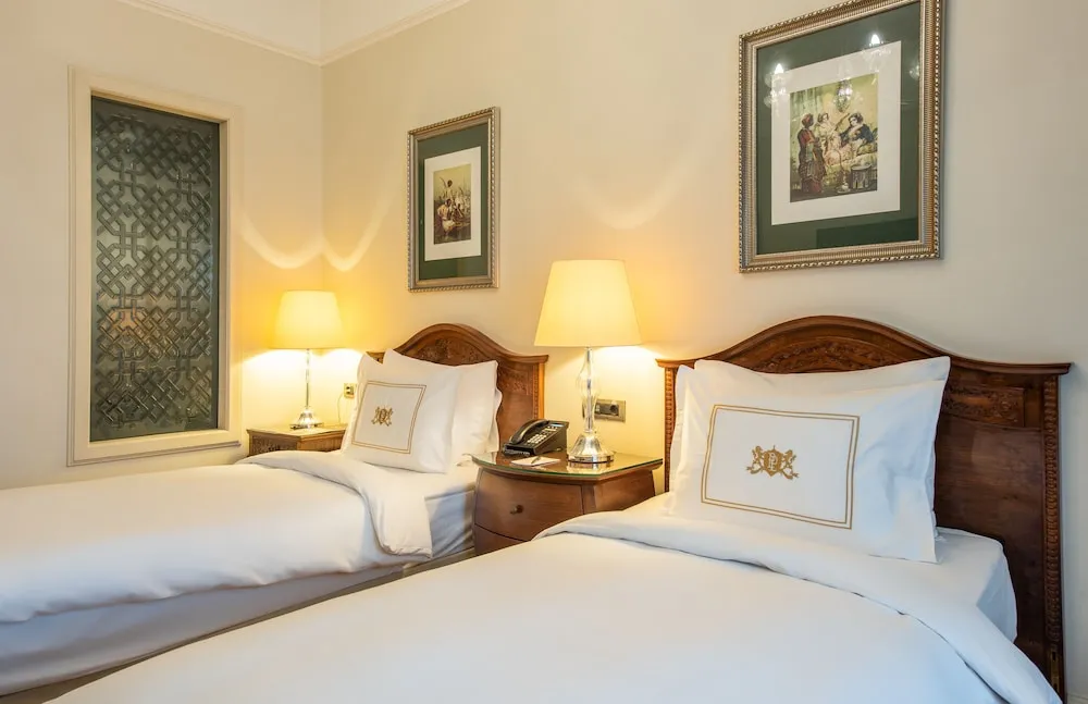 Deluxe Pera Side Room with Twin Bed