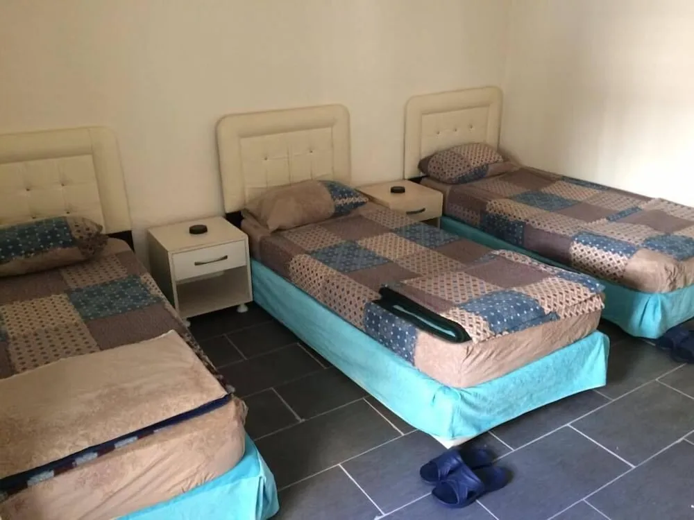 Economy Üç Kişilik Oda, Ortak Banyo
