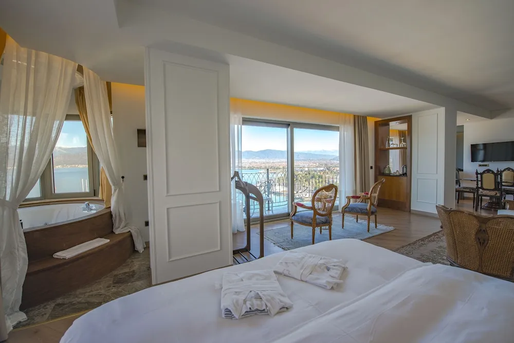 King Suite with Hot Tub and Turkish Bath