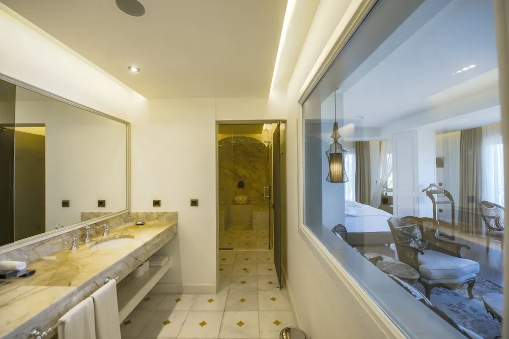 King Suite with Hot Tub and Turkish Bath