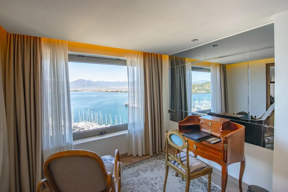 King Suite with Hot Tub and Turkish Bath