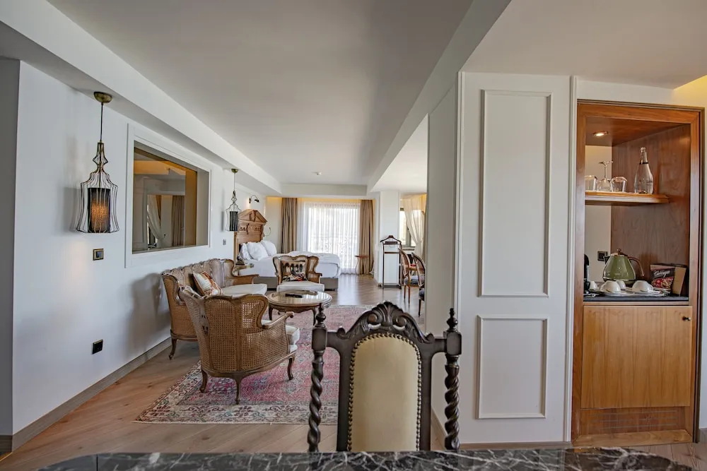 King Suite with Hot Tub and Turkish Bath