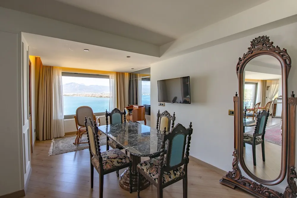 King Suite with Hot Tub and Turkish Bath