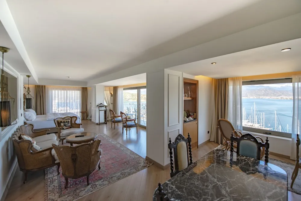 King Suite with Hot Tub and Turkish Bath