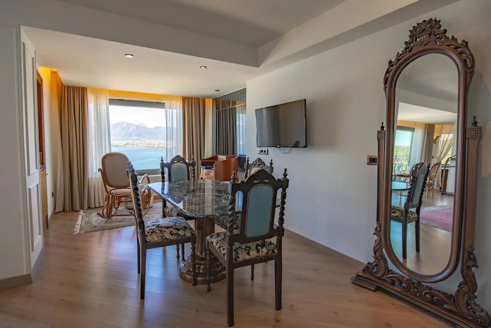 King Suite with Hot Tub and Turkish Bath