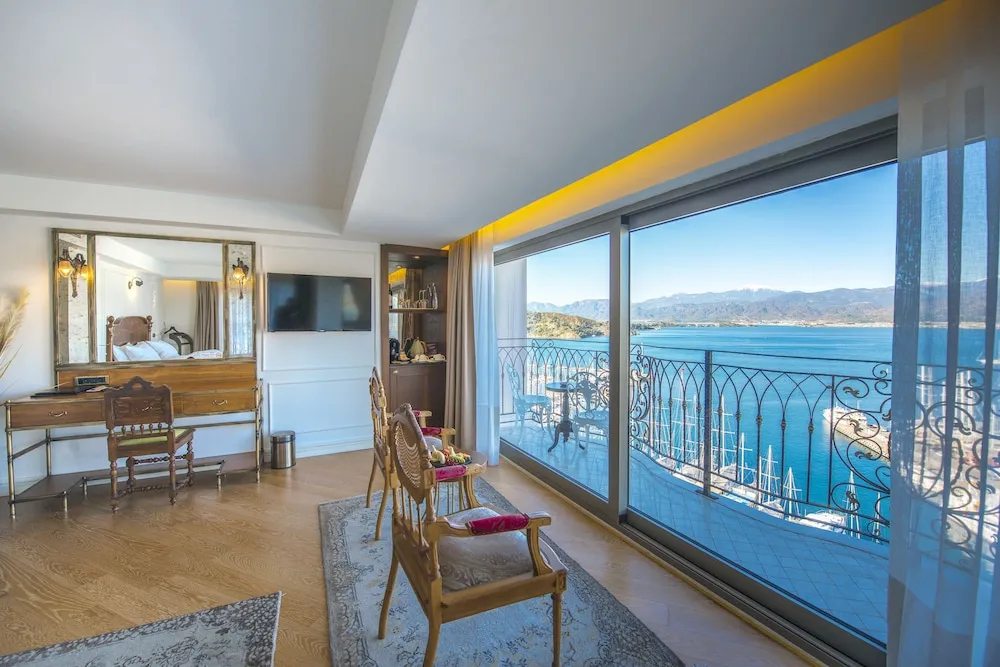Deluxe Room with Hot Tub and Sea View