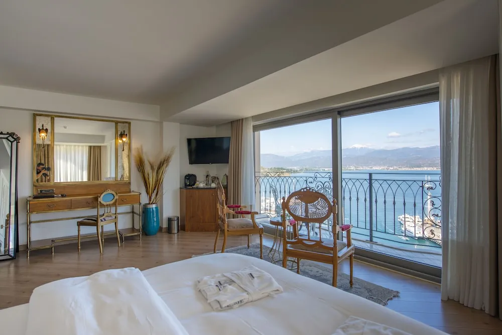 Deluxe Room with Hot Tub and Sea View