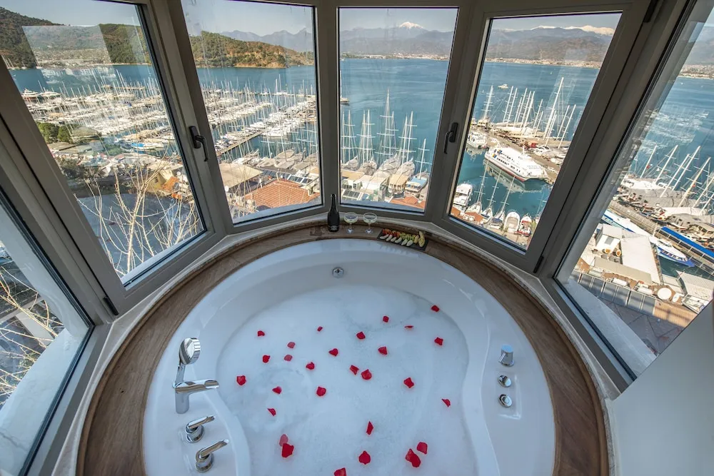 Deluxe Room with Hot Tub and Sea View