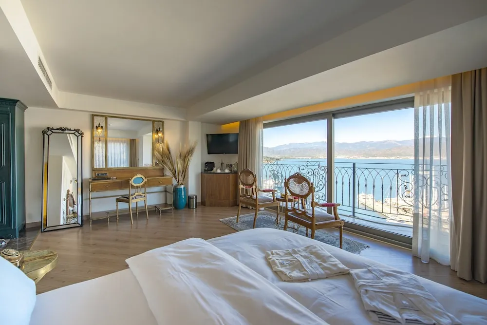 Deluxe Room with Hot Tub and Sea View