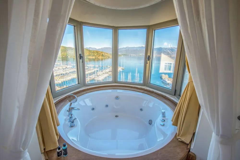Deluxe Room with Hot Tub and Sea View