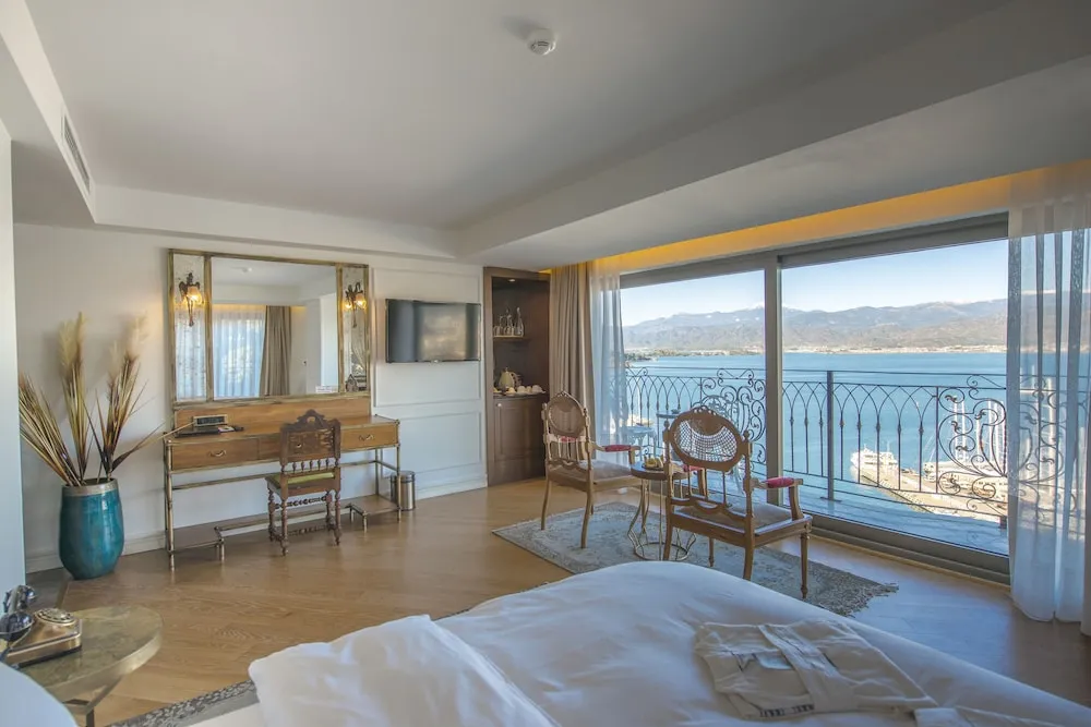 Deluxe Room with Hot Tub and Sea View