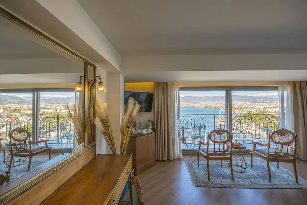 Deluxe Room with Hot Tub and Sea View
