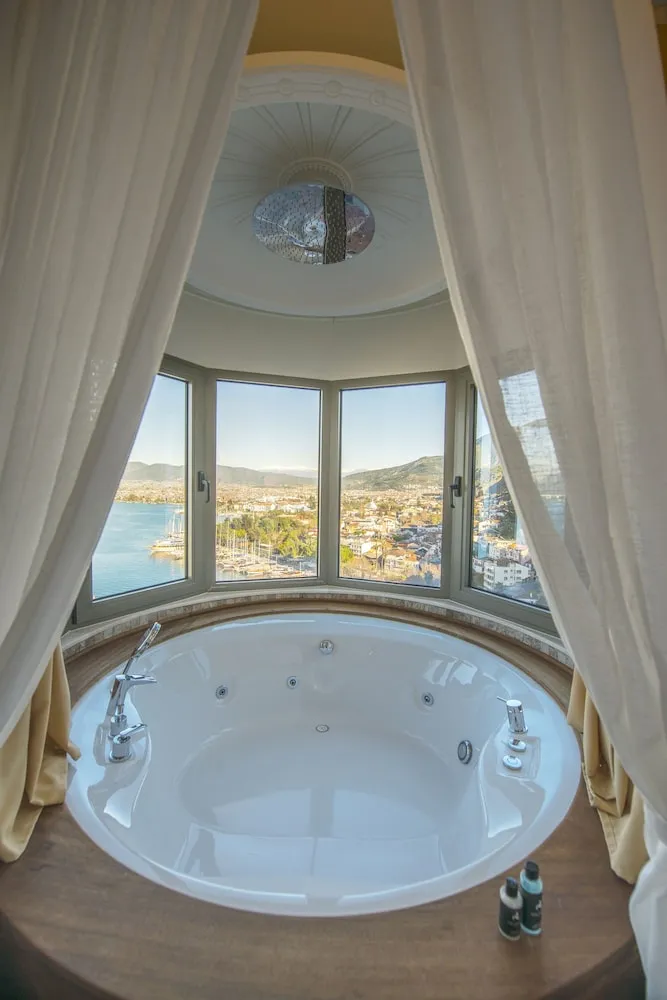 Deluxe Room with Hot Tub and Sea View