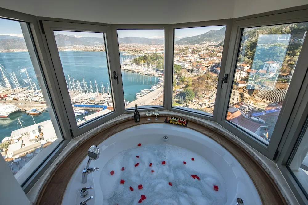 Deluxe Room with Hot Tub and Sea View